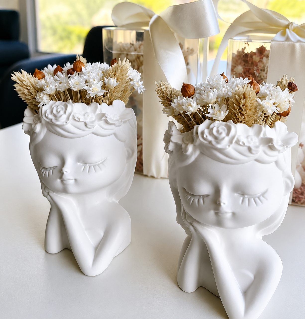 Anjinhos decorativos com flores secas