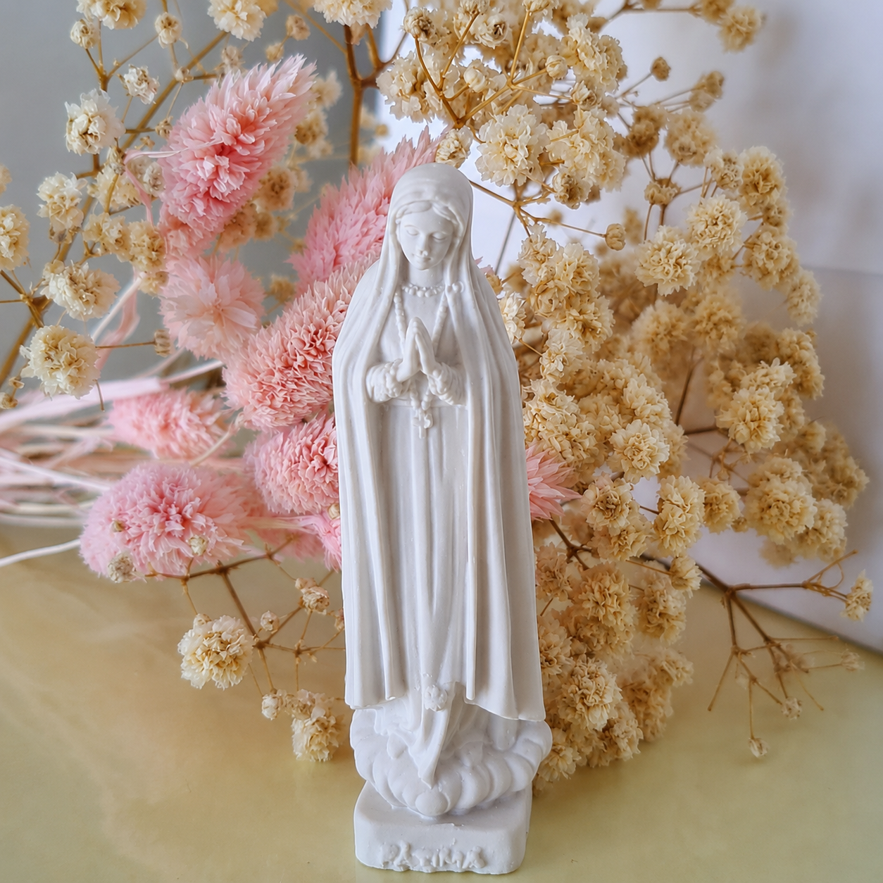 Imagem de Nossa Senhora com flores